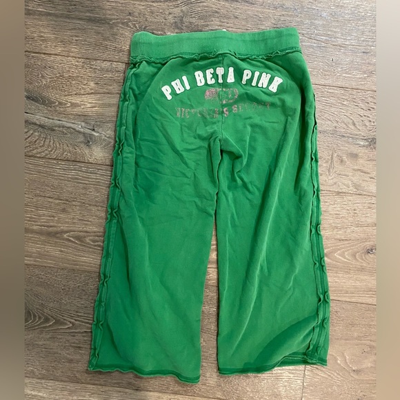 Y2K vibes with these Phi Beta Pink VS Capri sweat pants - Picture 2 of 4